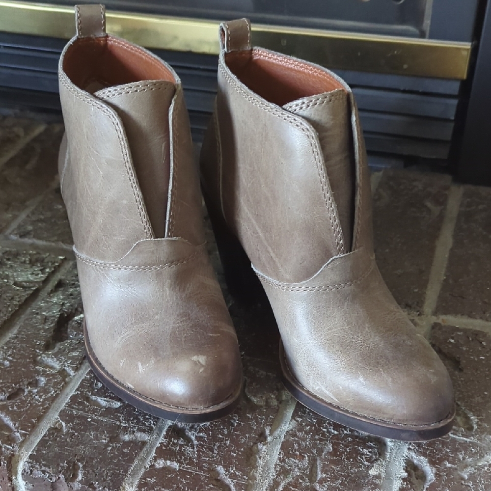 Tan Ankle Boots with Stacked Heel and Elastic Panels